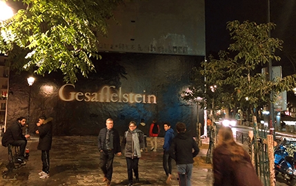 Coup de pub impressionnant de l'énigmatique DJ Gesaffelstein dans Paris