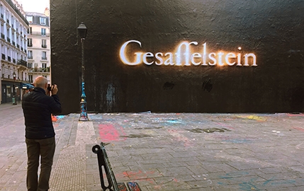 Coup de pub impressionnant de l'énigmatique DJ Gesaffelstein dans Paris