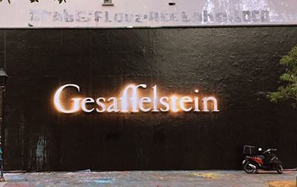 Coup de pub impressionnant de l'énigmatique DJ Gesaffelstein dans Paris