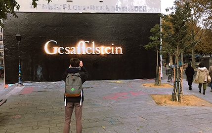 Coup de pub impressionnant de l'énigmatique DJ Gesaffelstein dans Paris