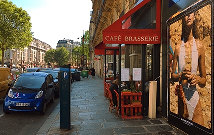 Affichage sauvage tout en fraîcheur pour la nouvelle collection Jérôme Dreyfuss