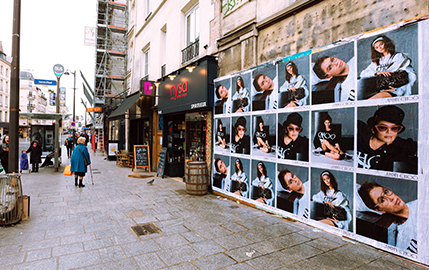 Kaia Gerber pose pour Jimmy Choo