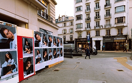 Kaia Gerber pose pour Jimmy Choo