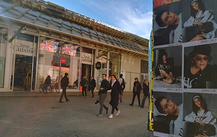 Kaia Gerber pose pour Jimmy Choo