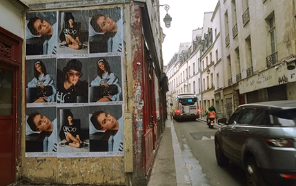 Kaia Gerber pose pour Jimmy Choo