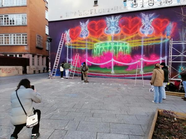 Exclusively in France, the Australian street artist paints the walls in fluo for La Vallée Village