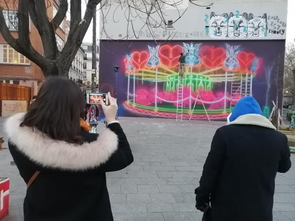 Exclusively in France, the Australian street artist paints the walls in fluo for La Vallée Village