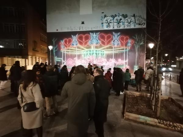 Exclusively in France, the Australian street artist paints the walls in fluo for La Vallée Village