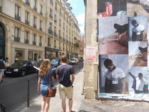 MX se présente en affichage sauvage pour sa nouvelle boutique à Paris