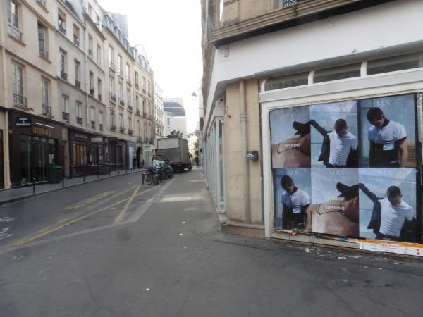 MX se présente en affichage sauvage pour sa nouvelle boutique à Paris