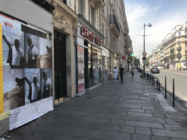 MX se présente en affichage sauvage pour sa nouvelle boutique à Paris