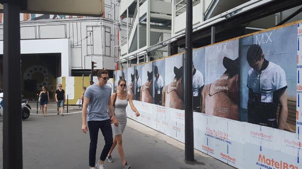 MX se présente en affichage sauvage pour sa nouvelle boutique à Paris