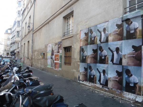 MX se présente en affichage sauvage pour sa nouvelle boutique à Paris