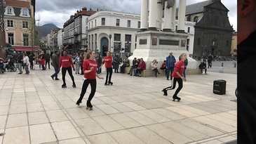 Des roller-girls Naturalia dans les rues de Clermont-Ferrand