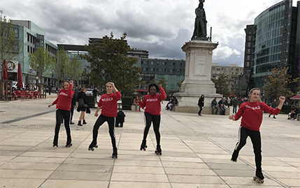 Des roller-girls Naturalia dans les rues de Clermont-Ferrand