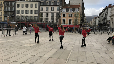 Des roller-girls Naturalia dans les rues de Clermont-Ferrand