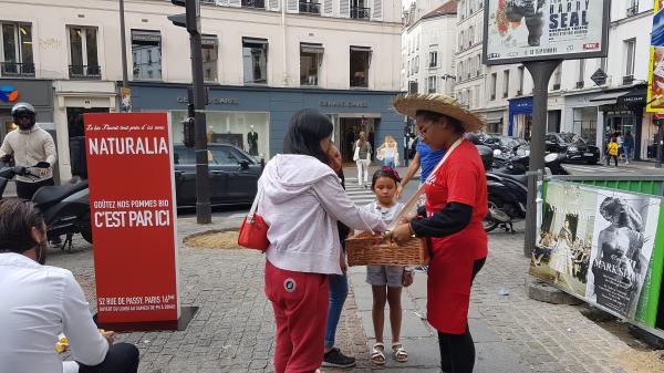 Naturalia invite les passants à sauter en l’air