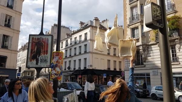 Naturalia invite les passants à sauter en l’air