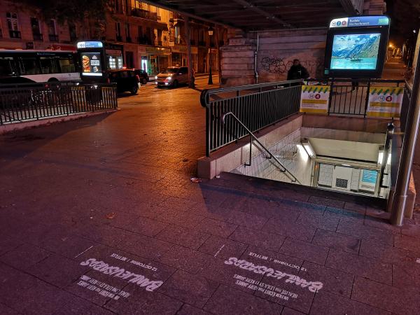 Clean Tag en guise de tapis rouge pour le film Banlieusards