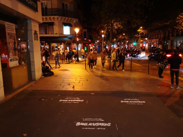 Clean Tag en guise de tapis rouge pour le film Banlieusards