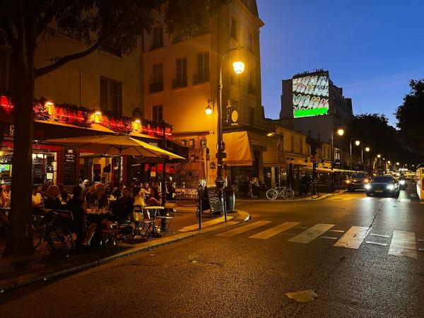 Nike illumine les rues parisiennes