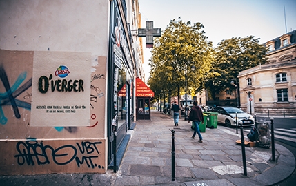 Oasis unveiled its new fruit-flavored drink with a green graffiti