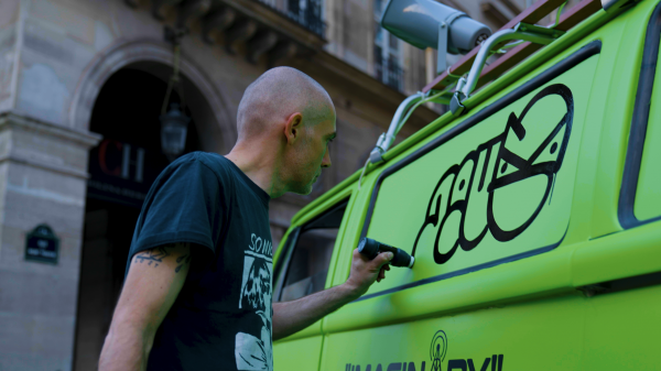 Off-White surfe sur les ondes