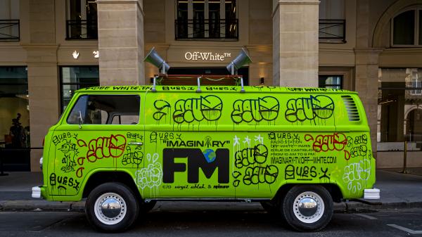 Off-White surfe sur les ondes