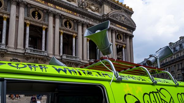 Off-White surfe sur les ondes