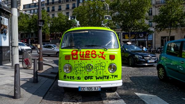 Off-White surfe sur les ondes
