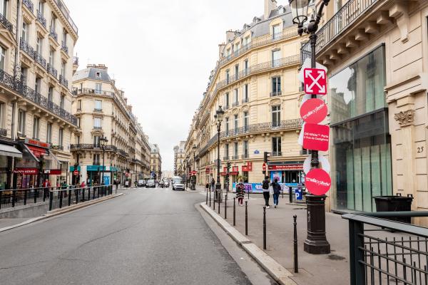 Un code de la route selon les codes d’Off-White x André