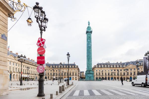 Un code de la route selon les codes d’Off-White x André