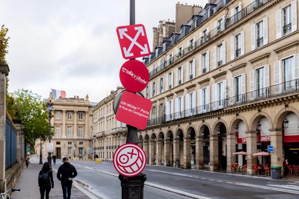 Un code de la route selon les codes d’Off-White x André