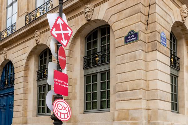 Un code de la route selon les codes d’Off-White x André