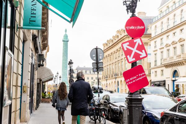 Un code de la route selon les codes d’Off-White x André