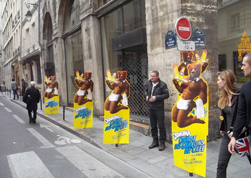 Laissez vous servir un bon Orangina avec le nouveau serveur sexy de la marque !