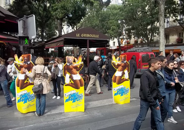 Laissez vous servir un bon Orangina avec le nouveau serveur sexy de la marque !