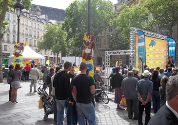 Laissez vous servir un bon Orangina avec le nouveau serveur sexy de la marque !