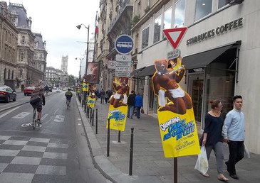 Laissez vous servir un bon Orangina avec le nouveau serveur sexy de la marque !