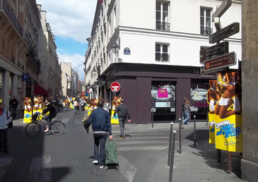 Laissez vous servir un bon Orangina avec le nouveau serveur sexy de la marque !