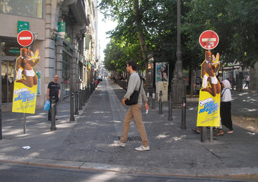 Laissez vous servir un bon Orangina avec le nouveau serveur sexy de la marque !