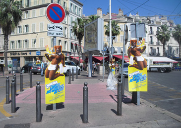 Laissez vous servir un bon Orangina avec le nouveau serveur sexy de la marque !