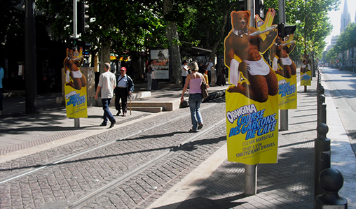 Laissez vous servir un bon Orangina avec le nouveau serveur sexy de la marque !