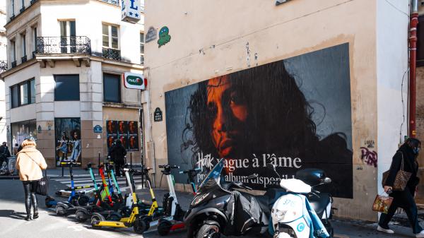 Hatik at the top of the wave