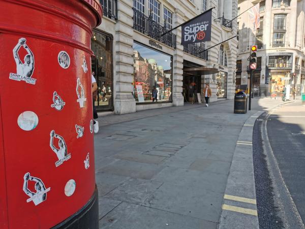 De la Seine à la Tamise : Changement de Rive pour Saint Laurent
