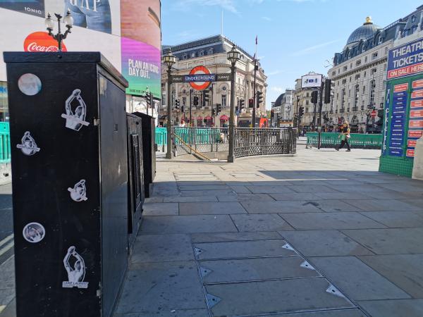 De la Seine à la Tamise : Changement de Rive pour Saint Laurent