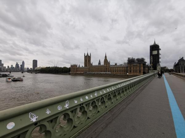 De la Seine à la Tamise : Changement de Rive pour Saint Laurent