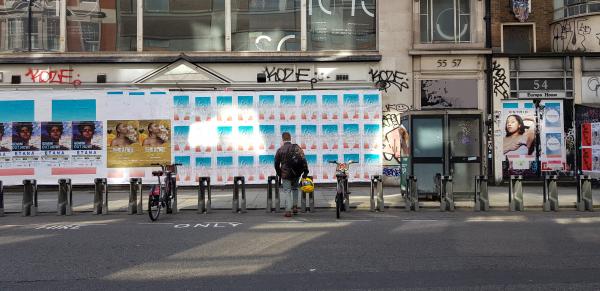 De la Seine à la Tamise : Changement de Rive pour Saint Laurent