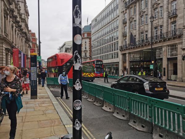 De la Seine à la Tamise : Changement de Rive pour Saint Laurent