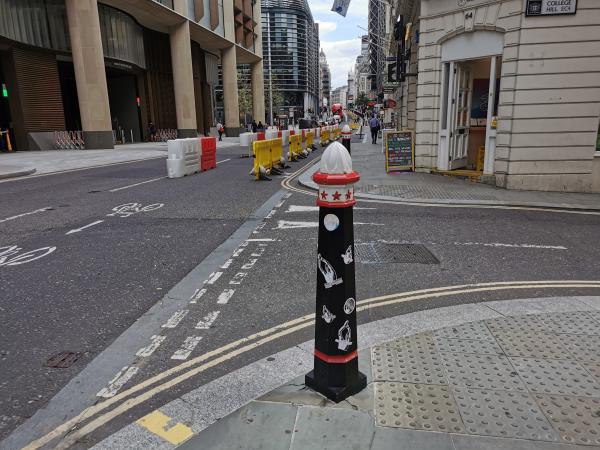De la Seine à la Tamise : Changement de Rive pour Saint Laurent